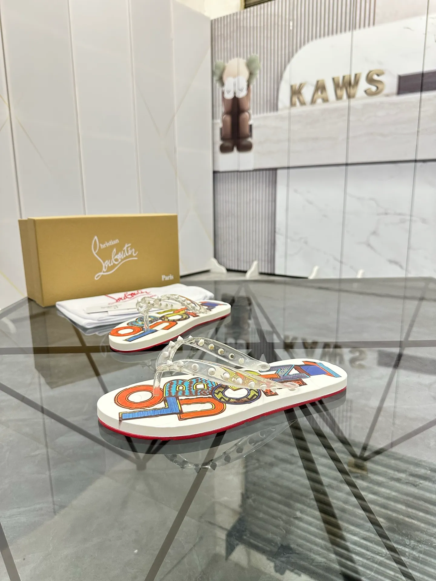 Men's shoes: 💰P280¥ Product trademark: CL red-soled shoes* "CL*" flip-flops Regular size: 36-44 (can be customized to 45.46) Couple style Product materials: Original material from upper counter, 5D color printing process, high-end rivets, original lining, original outsole. Number: 789